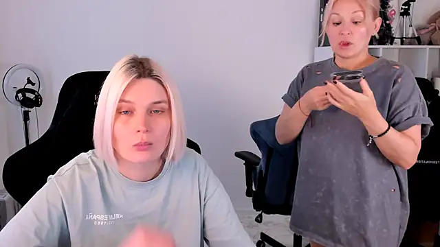 Snapshot of hotblonds chatting on 11.17.25 hotblonds online show from 11.17.25