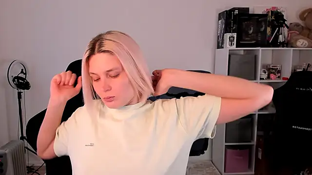 Snapshot of hotblonds chatting on 11.23.25 hotblonds online show from 11.23.25