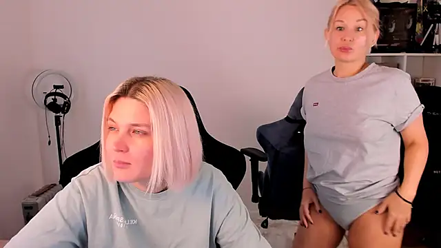 Snapshot of hotblonds chatting on 11.28.25 hotblonds online show from 11.28.25