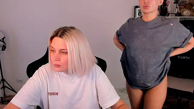 Snapshot of hotblonds chatting on 12.21.25 hotblonds online show from 12.21.25