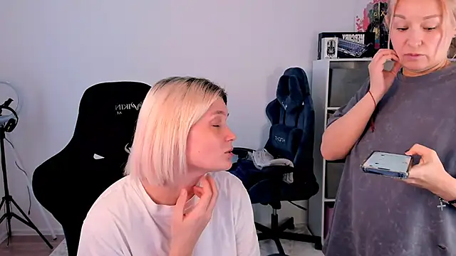 Snapshot of hotblonds chatting on 12.22.25 hotblonds online show from 12.22.25