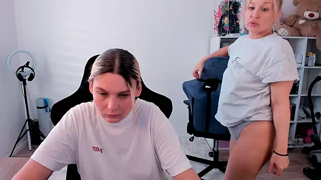 Snapshot of hotblonds chatting on 02.07.26 hotblonds online show from 02.07.26