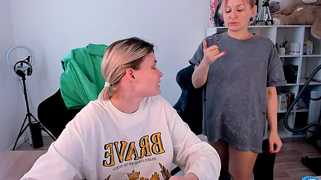 Snapshot of hotblonds chatting on 02.19.26 hotblonds online show from 02.19.26