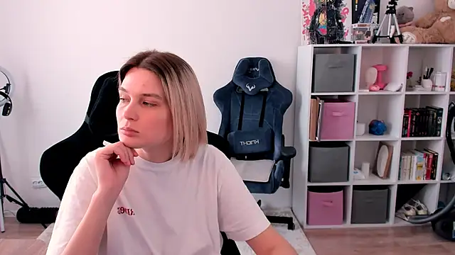 Snapshot of hotblonds chatting on 03.09.26 hotblonds online show from 03.09.26