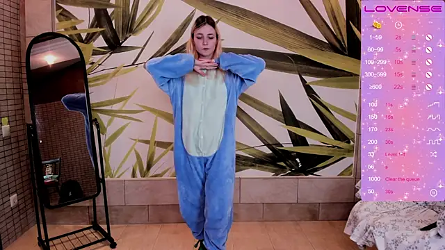 Snapshot of fleximona chatting on 12.13.25 fleximona online show from 12.13.25