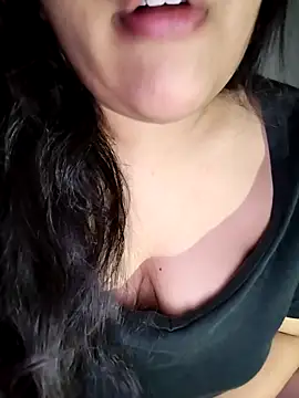 Snapshot of Annerae chatting on 11.06.25 Annerae online show from 11.06.25