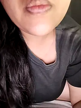 Snapshot of Annerae chatting on 12.21.25 Annerae online show from 12.21.25