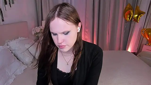 Snapshot of EffieMinki chatting on 06.30.26 EffieMinki online show from 06.30.26