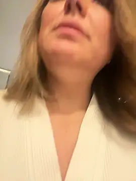 Snapshot of Emma_roqueen chatting on 03.18.26 Emma roqueen online show from 03.18.26