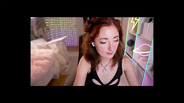 Snapshot of Cissy_Glitter chatting on 11.11.25 Cissy Glitter online show from 11.11.25