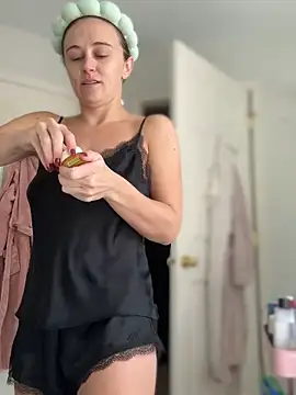 lunagirl13 online show from 10.19.25