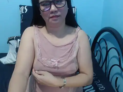 Snapshot of stacie_iris chatting on 12.17.25 stacie iris online show from 12.17.25