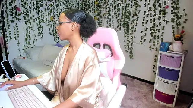 Snapshot of violeta_milleer chatting on 02.11.26 violeta milleer online show from 02.11.26