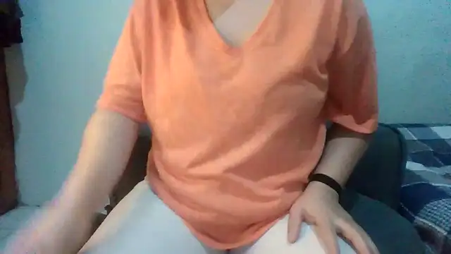 Snapshot of insatiableeee chatting on 12.22.25 insatiableeee online show from 12.22.25