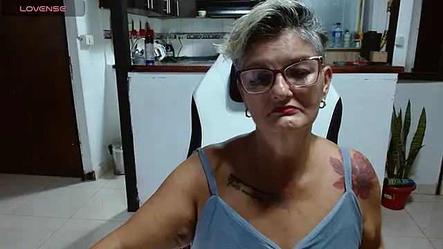 Snapshot of bety-cum2 chatting on 06.25.26 bety-cum2 online show from 06.25.26