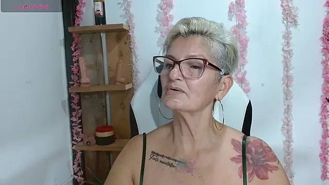 Snapshot of bety-cum2 chatting on 07.26.26 bety-cum2 online show from 07.26.26