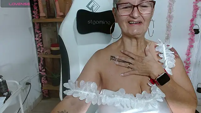 Snapshot of bety-cum2 chatting on 07.27.26 bety-cum2 online show from 07.27.26