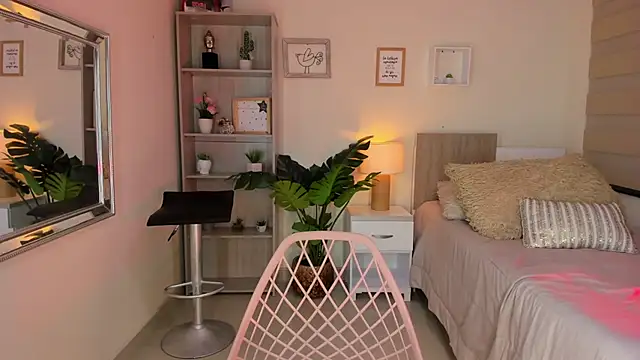 Snapshot of little_antonela chatting on 12.17.24 little antonela online show from 12.17.24