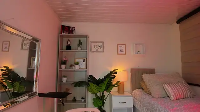 Snapshot of little_antonela chatting on 12.27.24 little antonela online show from 12.27.24