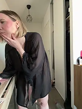 Snapshot of dollssfr chatting on 03.05.25 dollssfr online show from 03.05.25