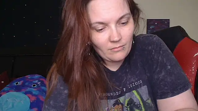 Snapshot of ToxicLilly chatting on 10.29.25 ToxicLilly online show from 10.29.25