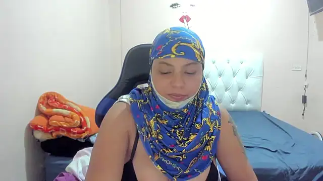 Snapshot of Leylafourniert chatting on 02.12.25 Leylafourniert online show from 02.12.25