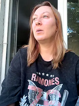 Snapshot of Mira_Xo_ chatting on 09.23.25 Mira Xo online show from 09.23.25