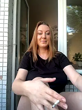 Snapshot of Mira_Xo_ chatting on 09.25.25 Mira Xo online show from 09.25.25