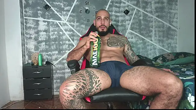 Snapshot of leonidas_18k chatting on 10.30.25 leonidas 18k online show from 10.30.25