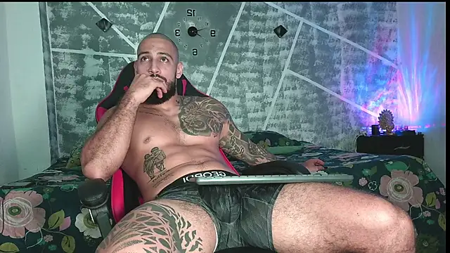 Snapshot of leonidas_18k chatting on 11.23.25 leonidas 18k online show from 11.23.25