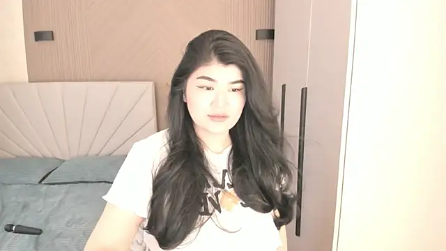 Snapshot of mia_lui chatting on 06.13.26 mia lui online show from 06.13.26
