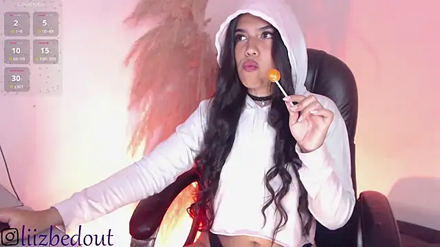 Snapshot of liz_bedoutxx chatting on 11.15.25 liz bedoutxx online show from 11.15.25