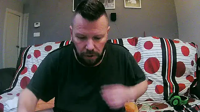 Snapshot of txan9876 chatting on 12.22.25 txan9876 online show from 12.22.25