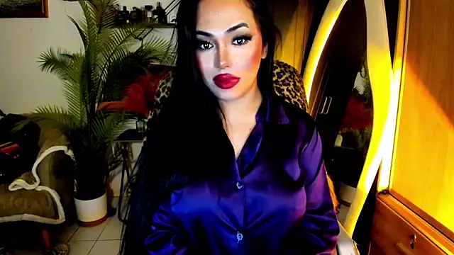 Snapshot of BigDominaMia chatting on 06.11.26 BigDominaMia online show from 06.11.26