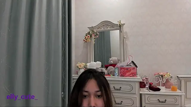 Snapshot of Elly_Cute chatting on 01.12.25 Elly Cute online show from 01.12.25