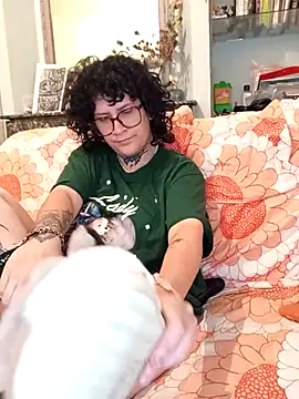 Snapshot of callmelouve chatting on 10.19.25 callmelouve online show from 10.19.25