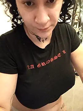 Snapshot of callmelouve chatting on 10.22.25 callmelouve online show from 10.22.25