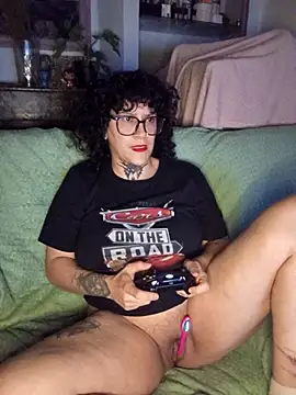 Snapshot of callmelouve chatting on 11.16.25 callmelouve online show from 11.16.25