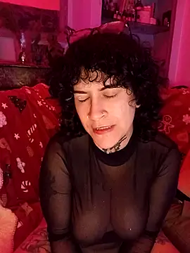 Snapshot of callmelouve chatting on 11.20.25 callmelouve online show from 11.20.25