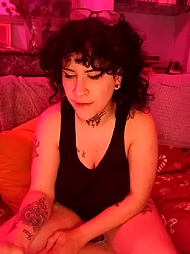 Snapshot of callmelouve chatting on 11.22.25 callmelouve online show from 11.22.25