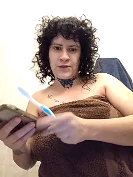 Snapshot of callmelouve chatting on 12.20.25 callmelouve online show from 12.20.25