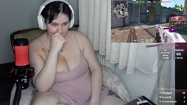 Snapshot of Lia-Bloom chatting on 12.21.24 Lia-Bloom online show from 12.21.24