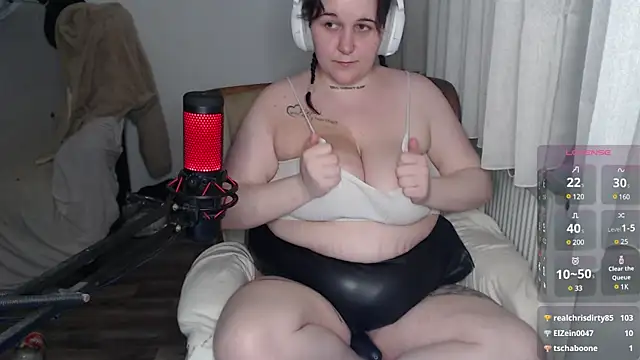 Snapshot of Lia-Bloom chatting on 02.21.25 Lia-Bloom online show from 02.21.25