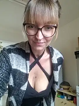 Snapshot of MissMialicious chatting on 02.28.25 MissMialicious online show from 02.28.25