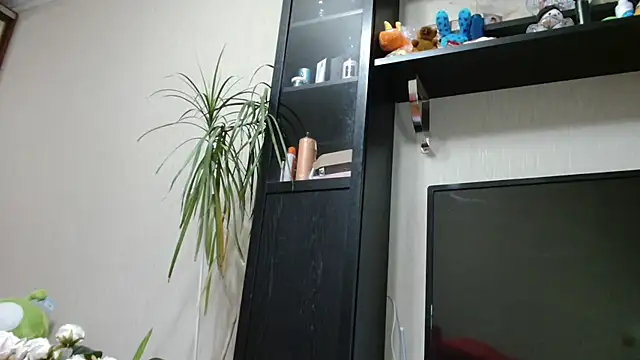 Snapshot of KiraGoldens chatting on 12.16.25 KiraGoldens online show from 12.16.25