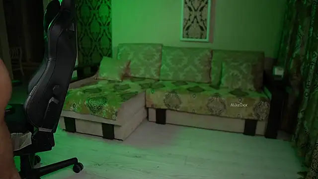 Snapshot of mike0xx chatting on 11.30.25 mike0xx online show from 11.30.25