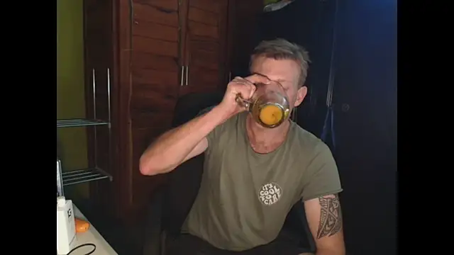 Snapshot of the-billy-blue chatting on 12.16.25 the-billy-blue online show from 12.16.25