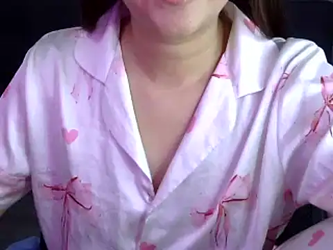 Snapshot of Bee_2k chatting on 10.23.25 Bee 2k online show from 10.23.25