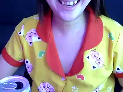 Snapshot of Bee_2k chatting on 10.24.25 Bee 2k online show from 10.24.25