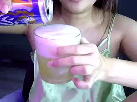 Snapshot of Bee_2k chatting on 10.27.25 Bee 2k online show from 10.27.25